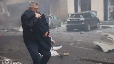 Tragic Russian Strikes Target Civilians in Ukraine Amid Diplomatic Uncertainty