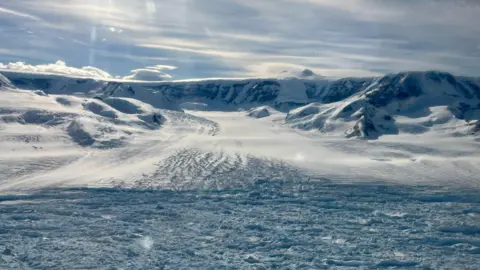 Mystery of Antarctic Glacier's Rapid Retreat: A Deep Dive into Hektoria's Transformation