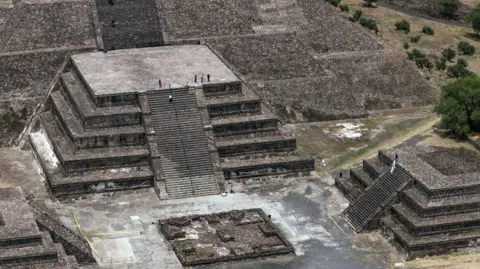 Gunman Linked to US Mass Shootings Opens Fire at Teotihuacán Pyramid, Leaving One Dead
