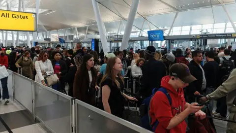 Trump Deploys ICE Agents to Airports Amid Ongoing DHS Shutdown