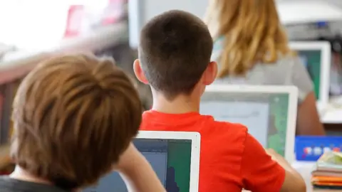 Los Angeles Schools Implement Landmark Screen Time Limit for Students