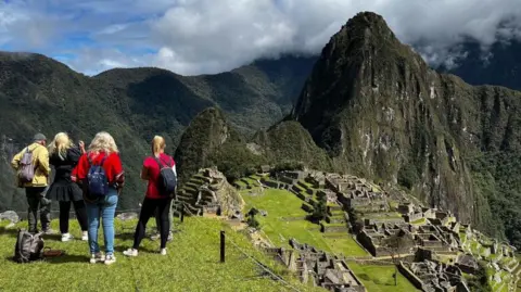 Dispute Over Tourist Bus Services Leaves Travelers Stranded at Machu Picchu