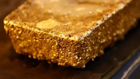 Guinea Speeds Up Gold Processing: New Refinery and Export Ban Spark Debate