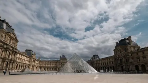 Louvre Museum Shuts Down After Robbery Incident