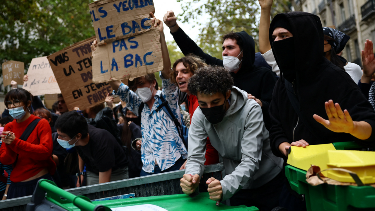 French high‑school students block doors demanding better funding