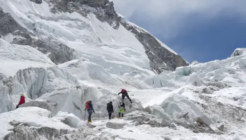 Glacier Obstacle Disrupts Everest Climbing Season