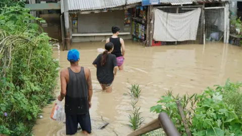 Typhoon Fung-wong Causes Devastation in the Philippines: Six Lives Lost