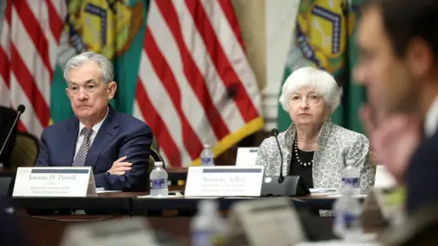 Former Federal Reserve Chairs Speak Out Against Investigations into Powell