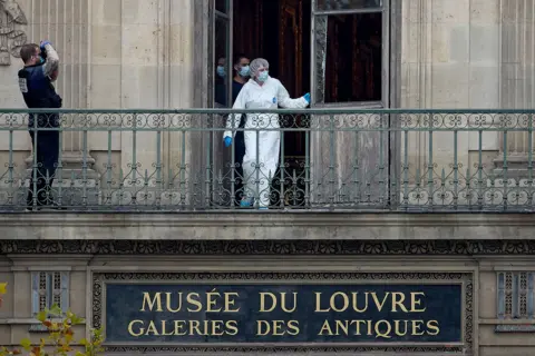 Louvre Security Failures Exposed After €88 Million Heist