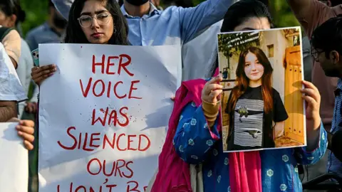 Death Sentence for Man Convicted of Murdering TikTok Star in Pakistan