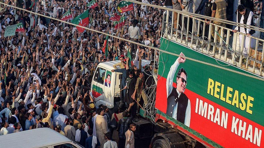 Thousands rush toward Islamabad demanding release of jailed ex‑PM Imran Khan